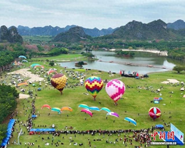 资料图:广西在南宁市武鸣区举行航空体育炫暨航空体育嘉年华(科普活动)。广西航空运动管理中心供图