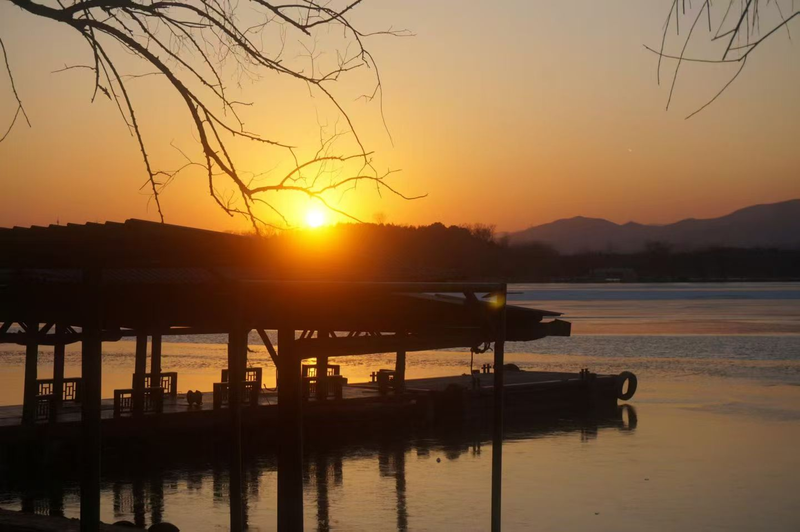 夕阳下的颐和园。袁维粲/摄