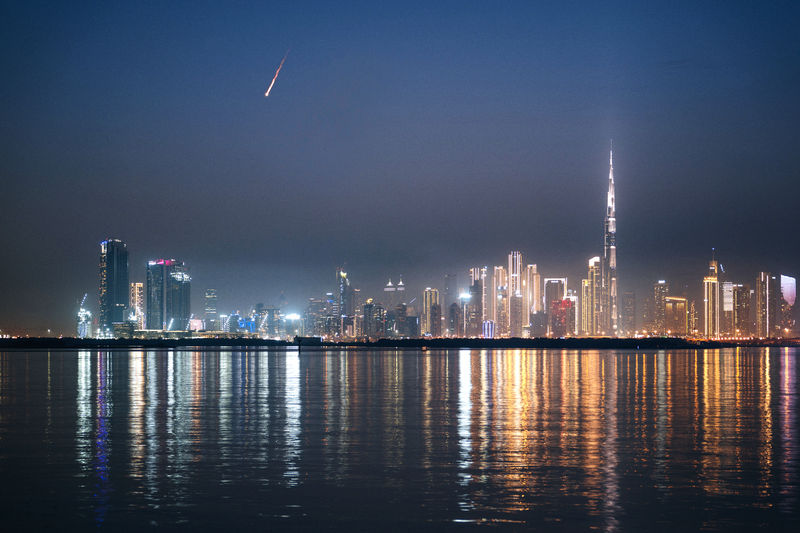 李女士拍摄到从迪拜上空飞过的导弹。受访者供图