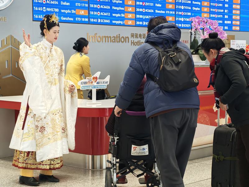 改良版的汉服兼顾了美观与日常工作。新京报记者 王巍 摄