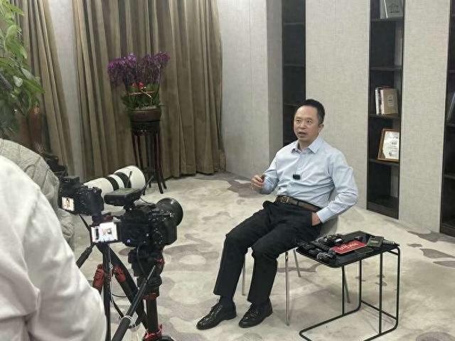 2月26日，全国政协委员、360集团创始人周鸿祎在接受媒体记者采访。中青报·中青网记者 贾骥业/摄