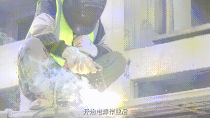 ∆高温火星溅落到纸板上，不到一分钟进入猛烈燃烧状态。图源：浙江消防