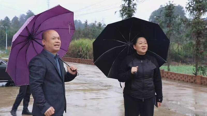 2026年2月26日，邓群（右）调研塔峰镇乡村振兴工作。图源/蓝山发布