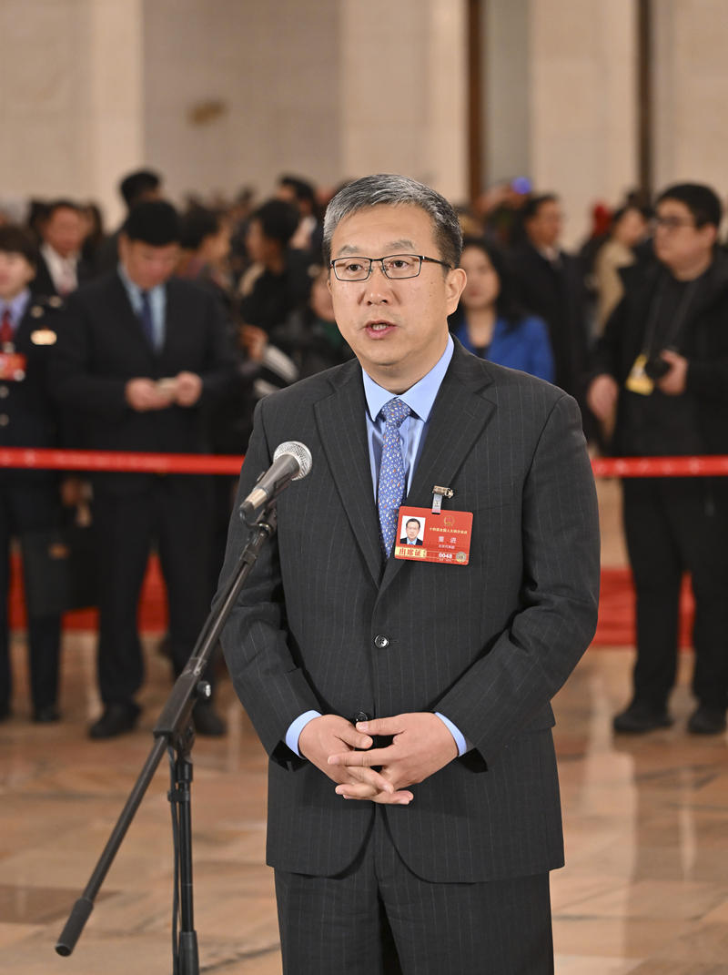 全国人大代表董进接受媒体采访。新华社记者 李鑫 摄