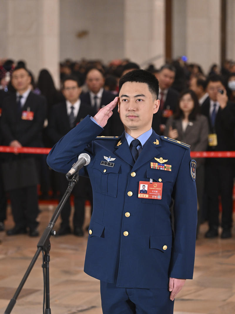 全国人大代表王文毅接受媒体采访。新华社记者 李鑫 摄