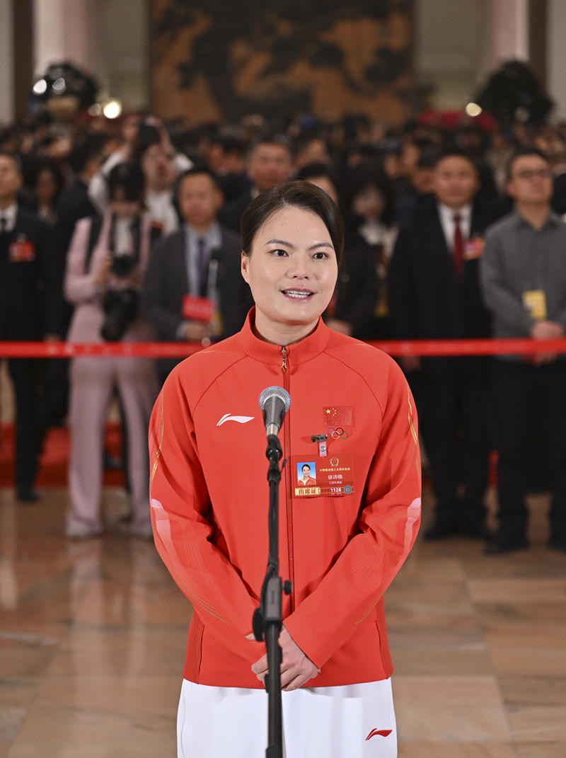 全国人大代表徐诗晓接受媒体采访。新华社记者 李鑫 摄