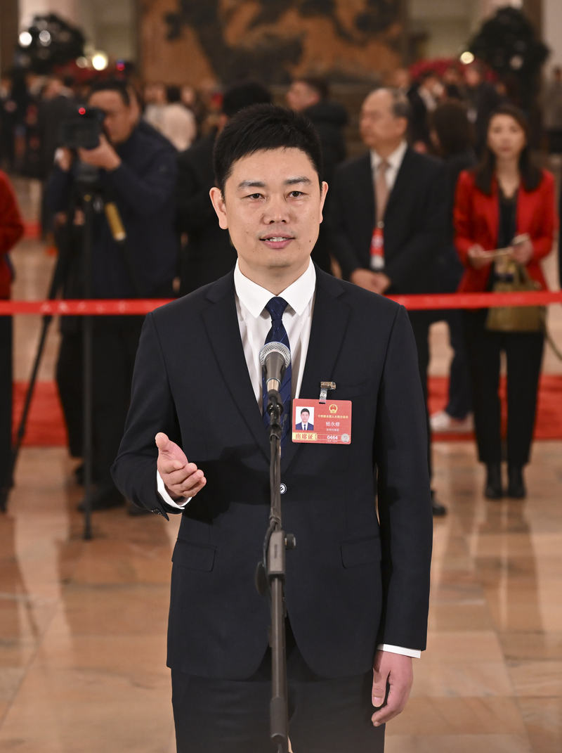 全国人大代表杨永修接受媒体采访。新华社记者 李鑫 摄