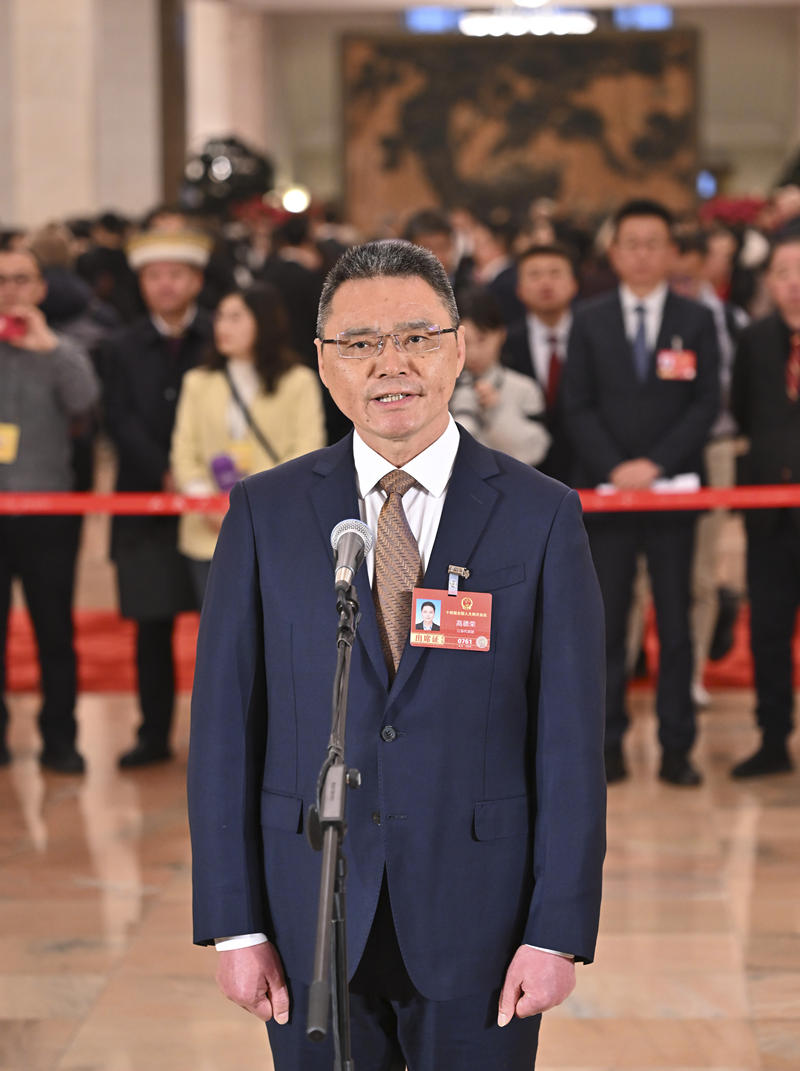 全国人大代表高德荣接受媒体采访。新华社记者 李鑫 摄