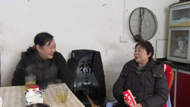 2月14日，邓群（左）赴荆竹瑶族乡，开展春节走访慰问和调研督导安全生产等工作。图源/蓝山发布