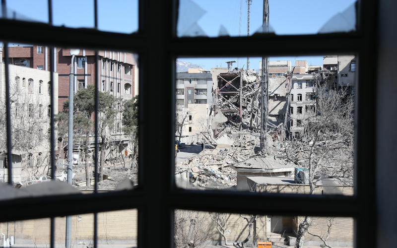 3月3日，伊朗德黑兰一处在袭击中受损的建筑。图/新华社