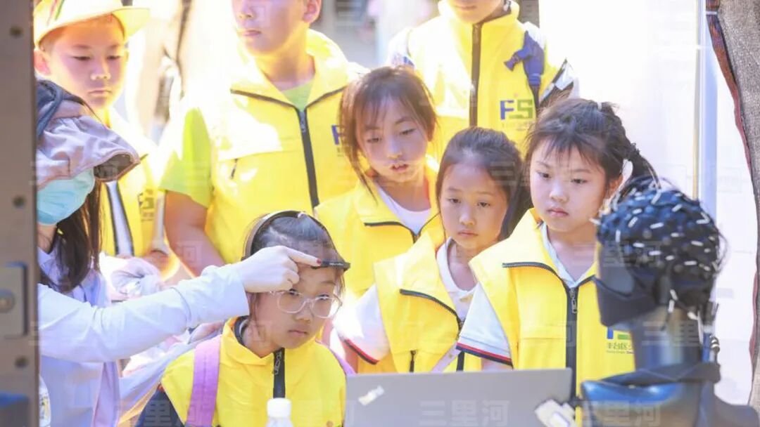 资料图：小学生们在体验意念康复脑机接口系统。