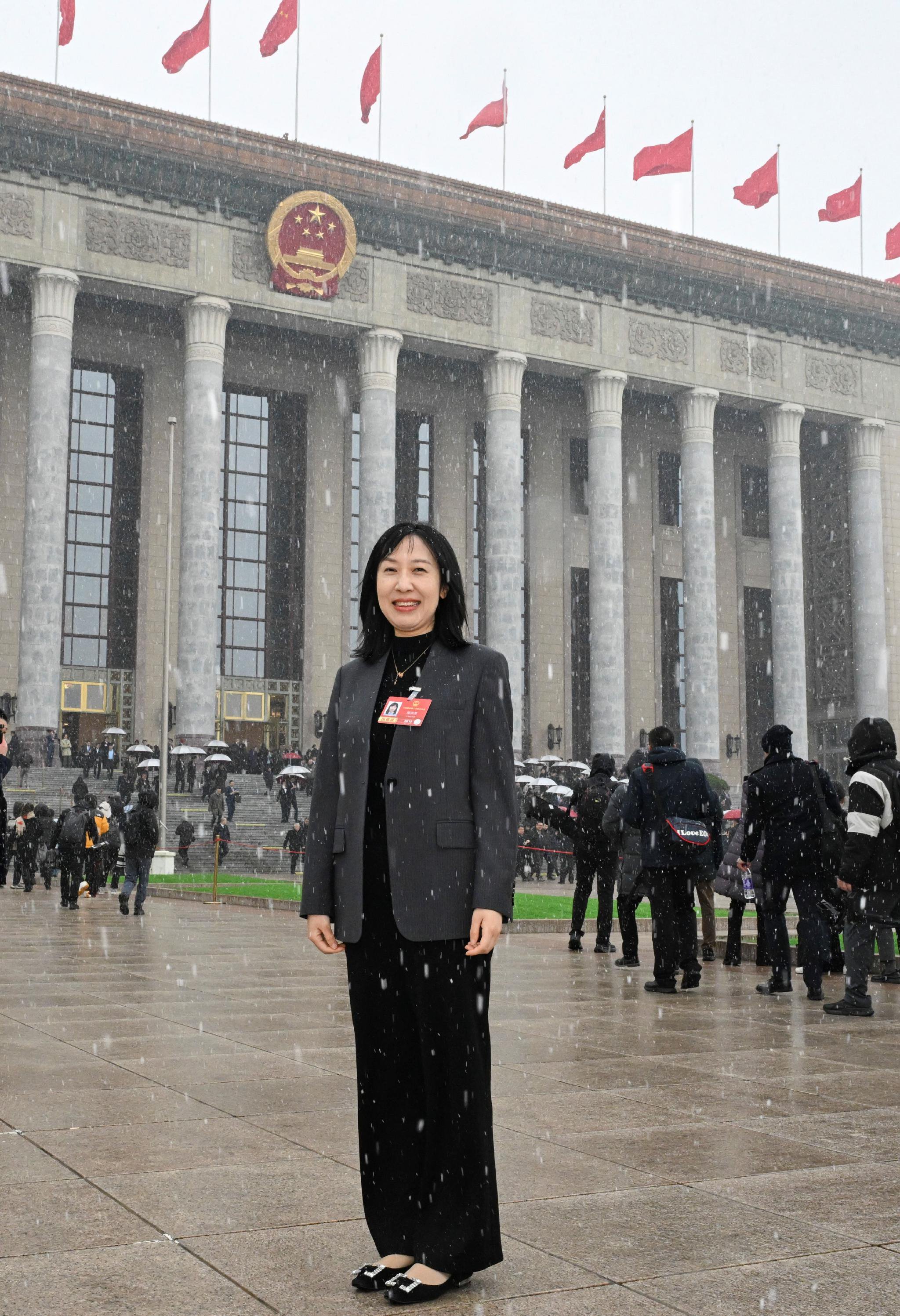两会建言|全国人大代表周燕芳:建议构建国家级智驾数据共享标准及平台 促进新能源车险高质量发展_新浪财经_新浪网