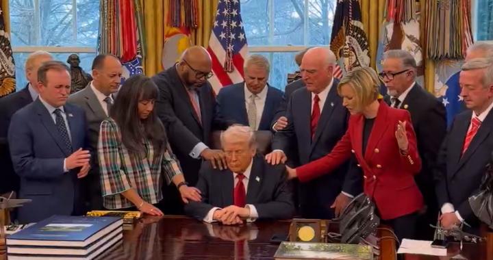 白宫再变 “祈福现场”：特朗普邀一众牧师为自己和美军祈祷