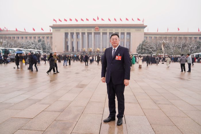 两会建言|<em>汽车</em>行业“工人院士”鹿新弟：建议推动氢内燃机与氢<em>燃料</em><em>电池</em><em>汽车</em>政策“同权”