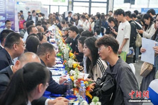 3月7日，广西2026年春季人才交流大会在南宁国际会展中心举办，近700家用人单位提供优质岗位超3万个。陈冠言 摄