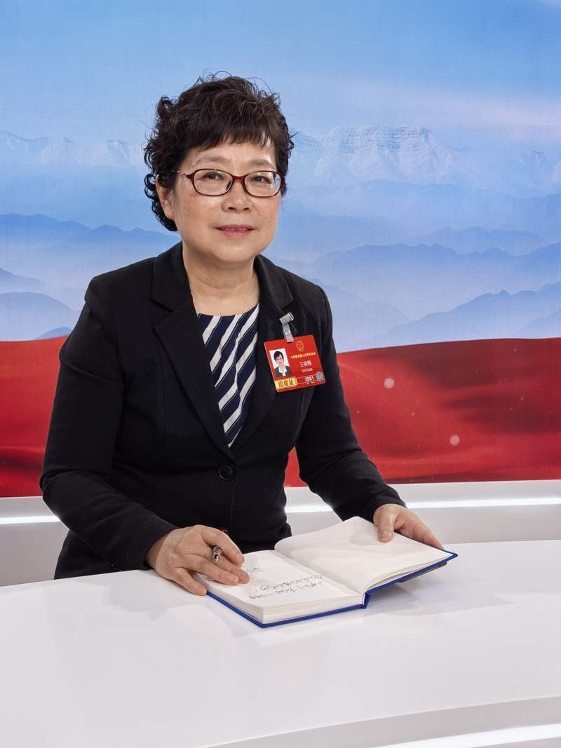 全国人大代表、眉山市青神中学副校长王晓梅。受访者供图