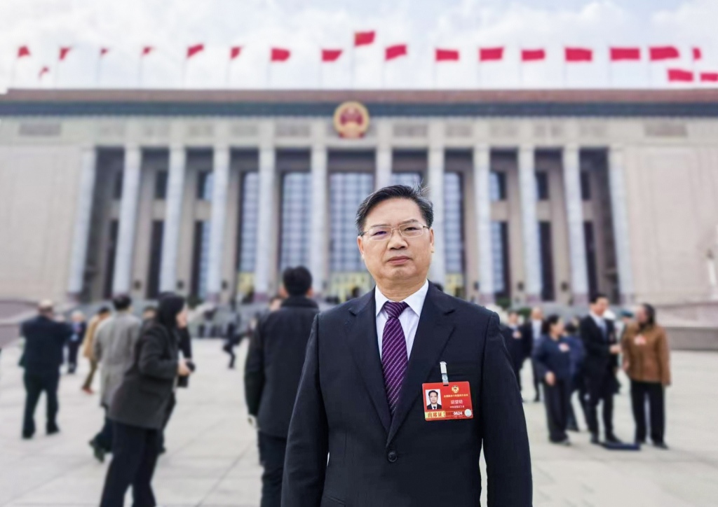 全國政協委員，解鋼<strong></strong>中國寶武黨委書記、鐵資董事長胡望明。源保議