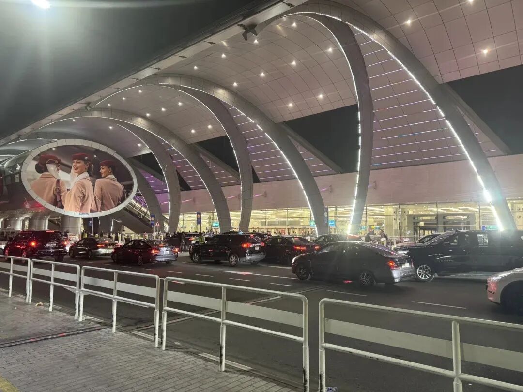 迪拜机场外。图片来源/一名中国游客