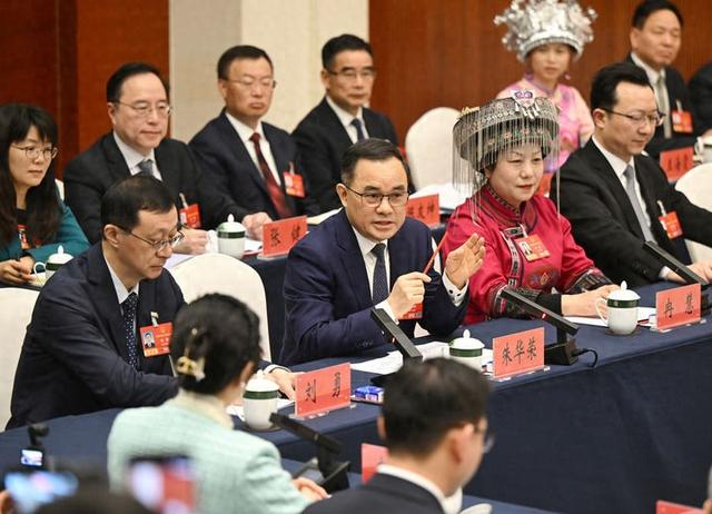 图为朱华荣代表回答记者提问。重庆代表团供图