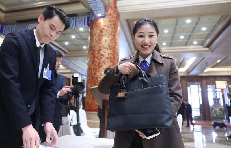 3月3日，北京会议中心，全国人大代表，首发集团京开分公司收费班长王争到大会报到。