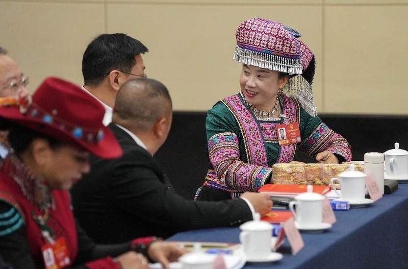 3月7日，中国职工之家， 一名人大代表盛装参加云南代表团团组会议。