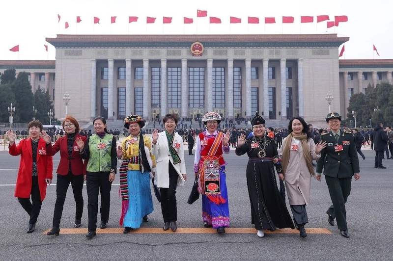 3月7日，参加全国政协十四届四次会议第二次全体会议的女政协委员走出人民大会堂。
