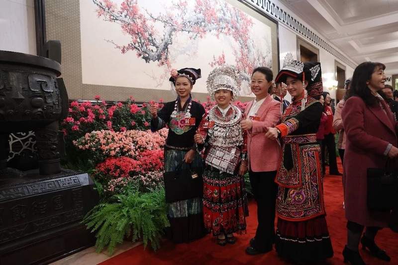 3月5日，人民大会堂，十四届全国人大四次会议开幕会前，少数民族代表在会场外合影。