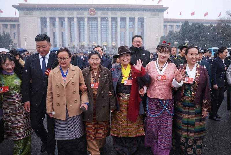 3月4日，瑞雪中，参加十四届全国人大四次会议预备会的人大代表走出人民大会堂。