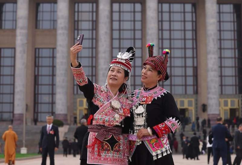 3月7日，两名少数民族女政协委员在人民大会堂前合影。