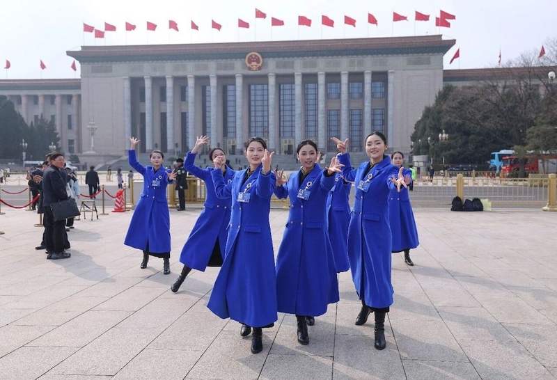 3月7日，天安门广场，两会服务保障工作人员排练云南弥渡山歌。