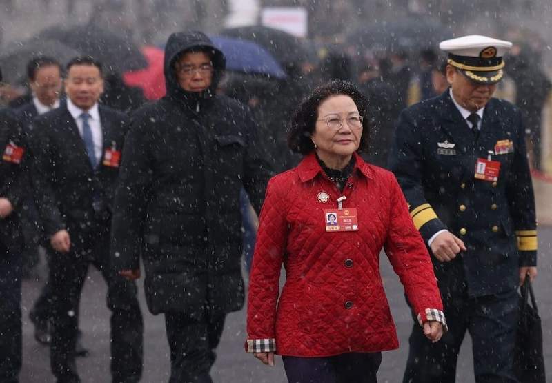 3月4日，瑞雪中，参加十四届全国人大四次会议预备会的台湾团全国人大代表陈云英走出人民大会堂。