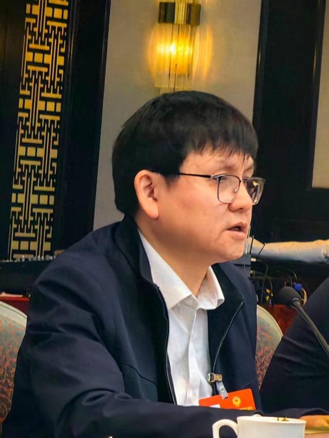 张文宏委员谈AI问诊:仅靠AI有风险,应坚持“医生主导、AI辅助”_新浪新闻