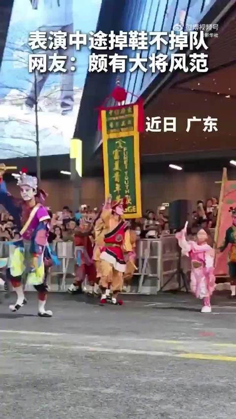 7岁女孩表演英歌舞掉鞋不掉队