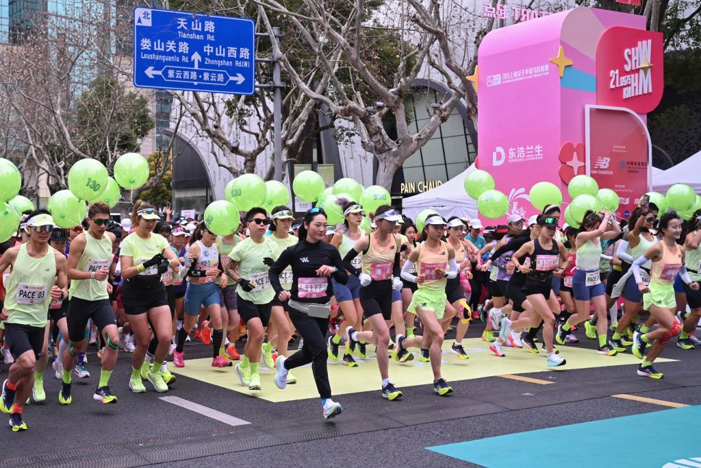 女子半马的跑道，可不只是美丽的风景线