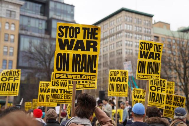 3月7日，人们在美国纽约参加集会游行，抗议美国和以色列对伊朗发动军事打击。新华社记者 张凤国 摄