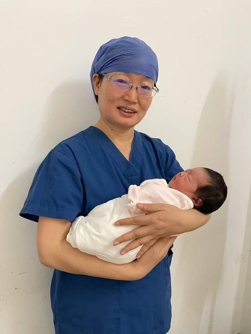 阮祥燕抱着卵巢组织移植患者自然怀孕后诞下的婴儿悠悠。 受访者供图