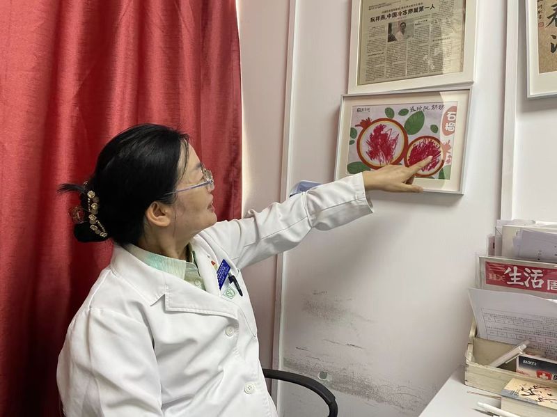 悠悠送的画被阮祥燕挂在诊室里。 新京报记者 张静姝 摄