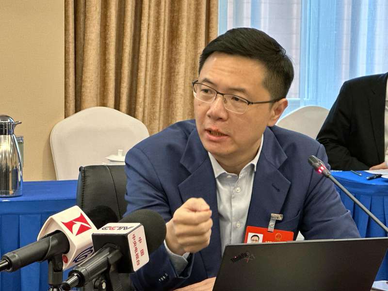 3月9日，田轩在上海团小组会上发言。新京报记者 裴剑飞 摄