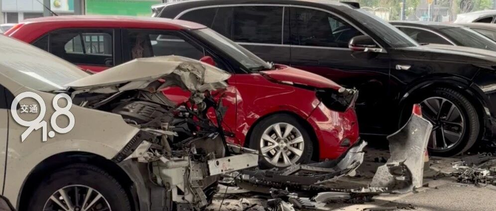 杭州一特斯拉凌晨冲进停车场，致7辆车受损，其中两辆车头被撞碎，工作人员回应：无人员受伤，正与受损车辆的车主协商处理