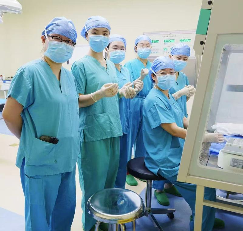 阮祥燕团队在处理卵巢组织切片。 受访者供图