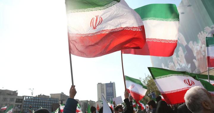 伊朗民众在德黑兰集会，表达对新任最高领袖的忠诚