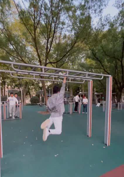 男子单手飞杠展现惊人功夫