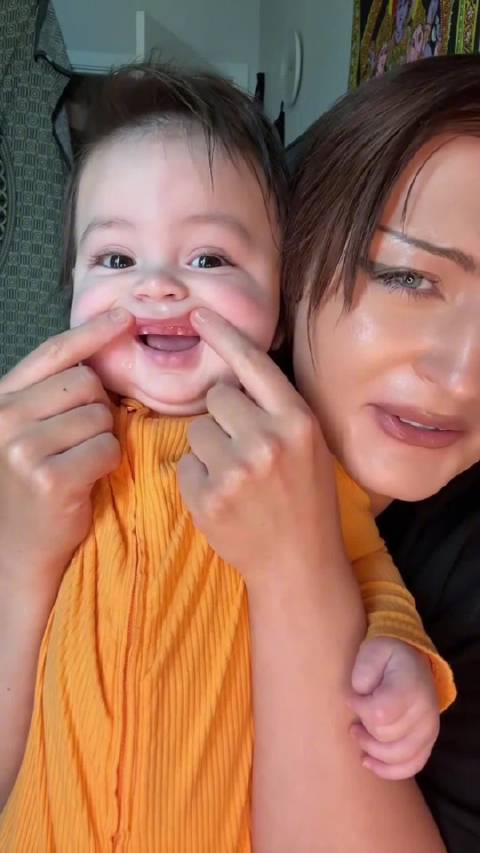 宝宝开始长牙了，但是位置有点奇怪...妈妈求助网友，这正常吗？