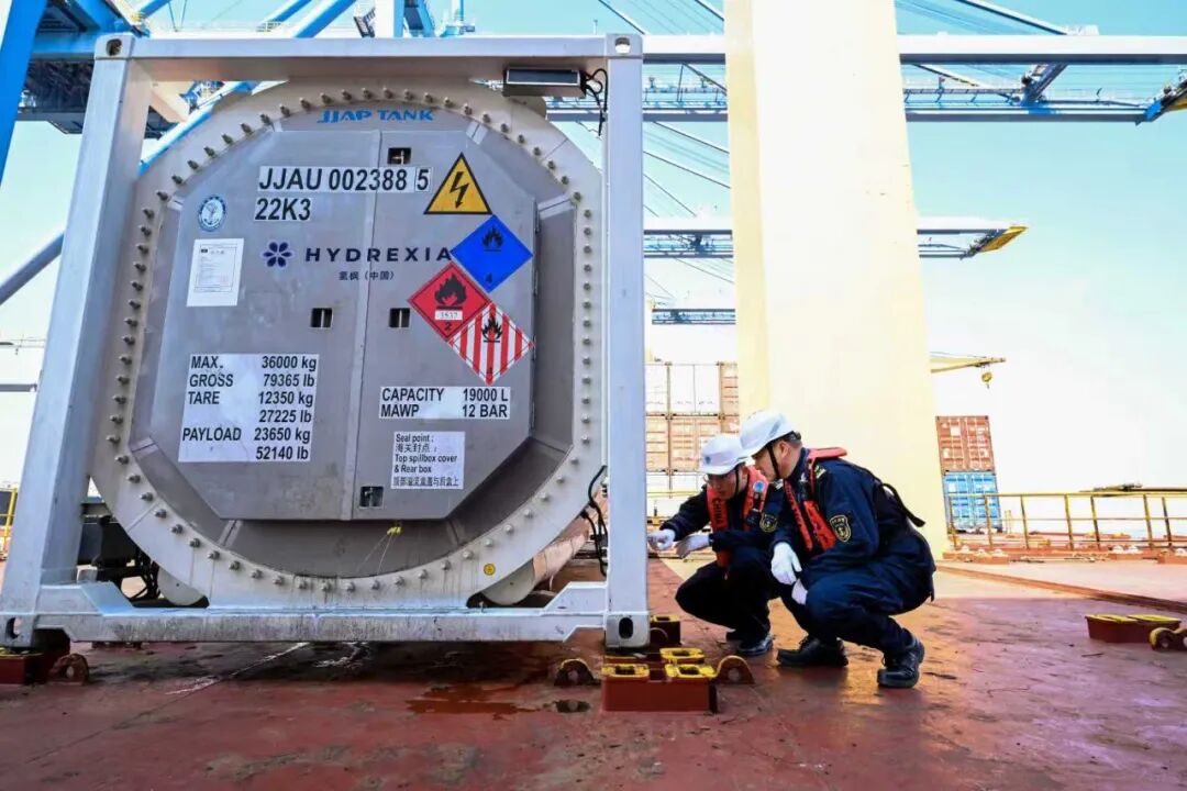 海事部门对照确认的运输条件对充氢设备开展装船现场检查。