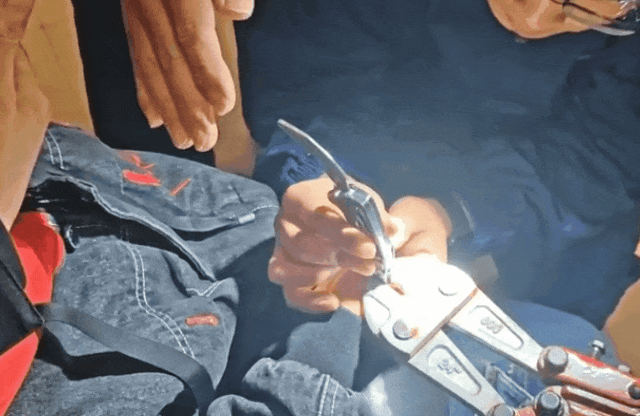 消防员展开救援。图源：南通消防