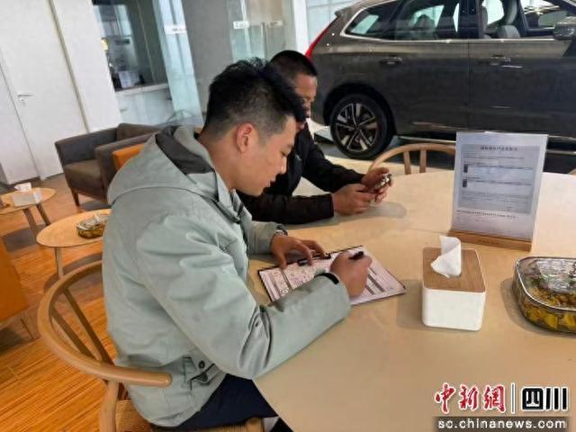 ĳ4S���ڣ�������Ա���ڸ��˿���ۡ�˳������ý�����Ĺ�ͼ