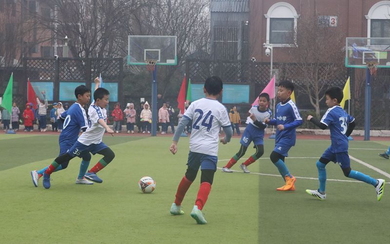 3月2日上午，北京市海淀区七一小学操场上，“足球小将”们正在进行足球班级联赛。图/北京教育融媒体中心