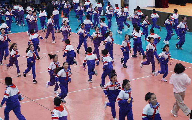 北京景山学校“班超”启动现场，孩子们赛前热身。 新京报记者李木易 摄