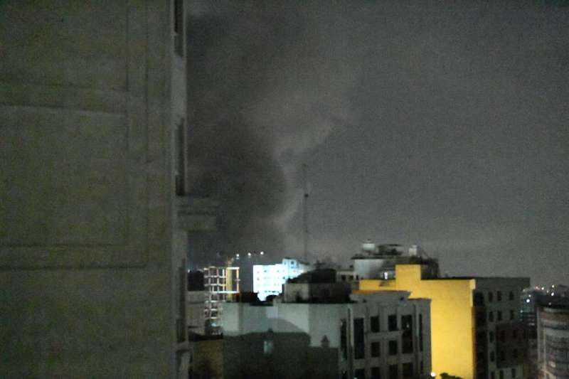 ▲这是3月10日在伊朗首都德黑兰拍摄的遭空袭后产生的浓烟。图/新华社