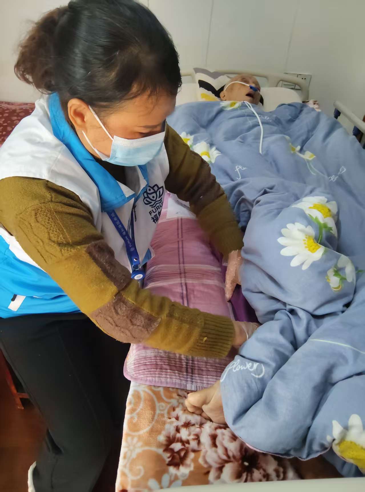 图为浙江宁波的照应员小裘上门为失能老东说念主进行长护服务 郭晋晖/摄